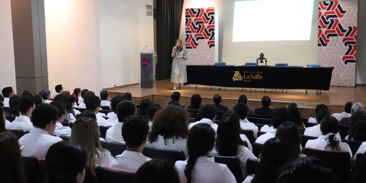 Dan bienvenida generación de Medicina en La Salle Bajío