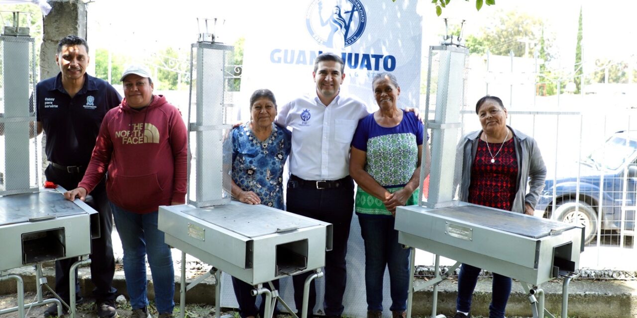 Entrega DIF Estatal estufas ecológicas