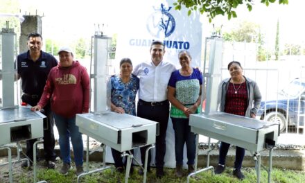 Entrega DIF Estatal estufas ecológicas