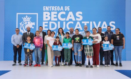 Incentiva a estudiantes de León con becas