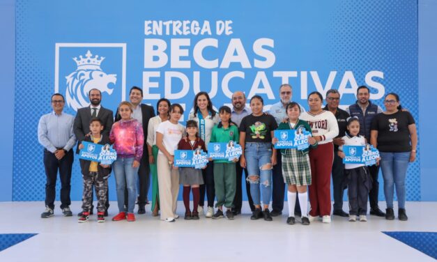 Incentiva a estudiantes de León con becas
