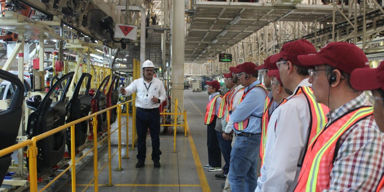 Maestros CECyTEG conocen procesos en Mazda