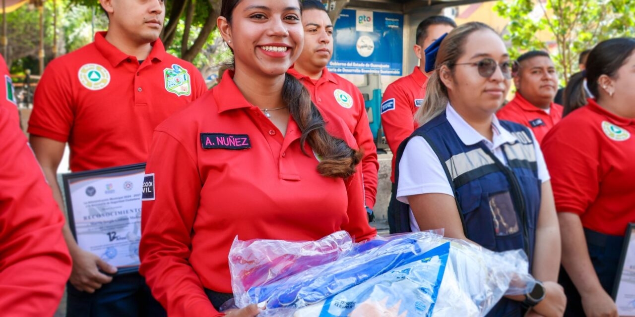 Reconocen a elementos de Protección Civil de SFR