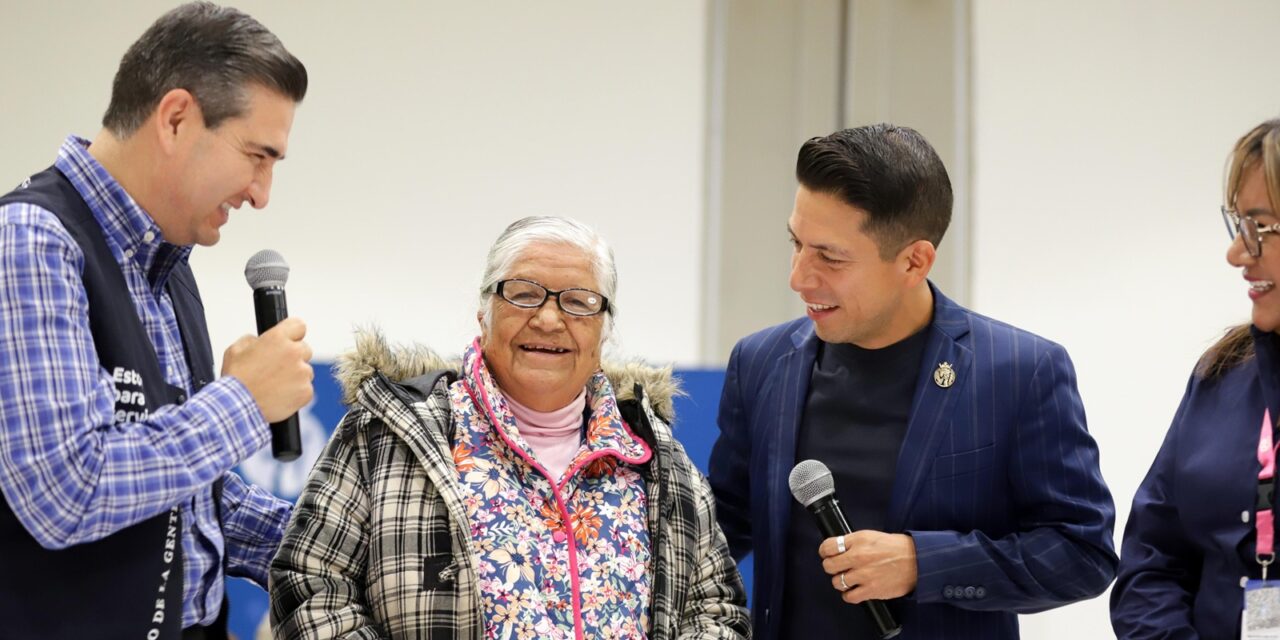 Entregan 9 mil anteojos gratuitos a adultos mayores de todo Guanajuato