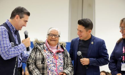 Entregan 9 mil anteojos gratuitos a adultos mayores de todo Guanajuato