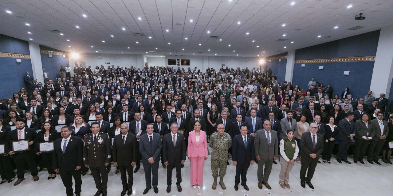 Entrega Gobernadora constancias a personal de la Fiscalía de Guanajuato