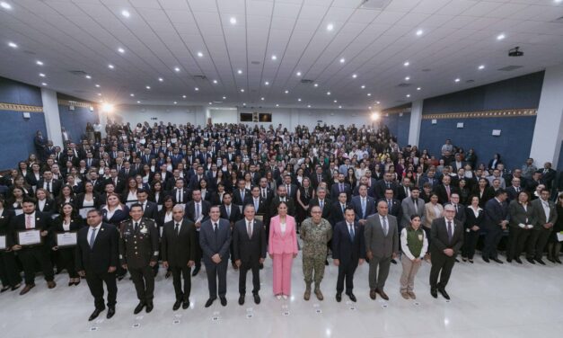 Entrega Gobernadora constancias a personal de la Fiscalía de Guanajuato