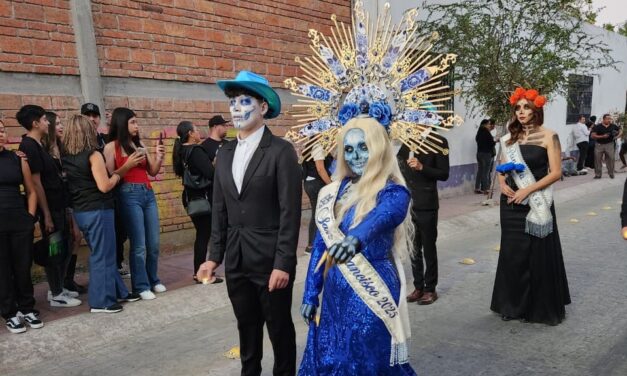 Izumi I, reina de SFR resalta tradiciones vestida de Catrina