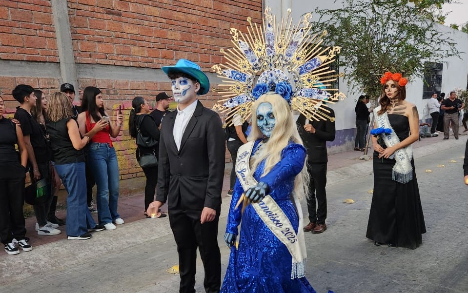 Izumi I, reina de SFR resalta tradiciones vestida de Catrina