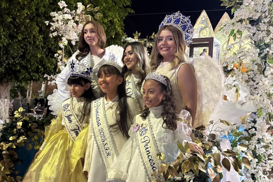 Participan reinas de SFR en Iluminaciones