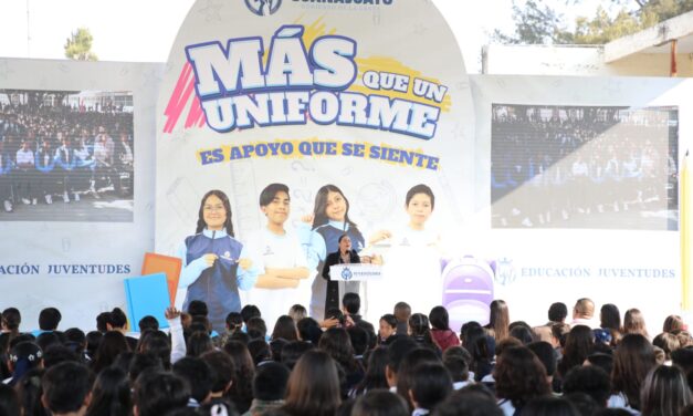 Juventudes entrega uniformes escolares en Valle de Santiago