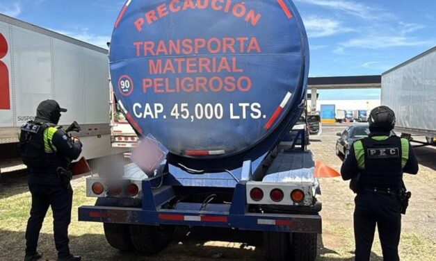 Asegura Policía Estatal de Caminos remolque con combustible en Celaya