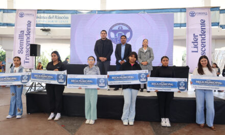Se entregan mil becas a estudiantes purisimenses