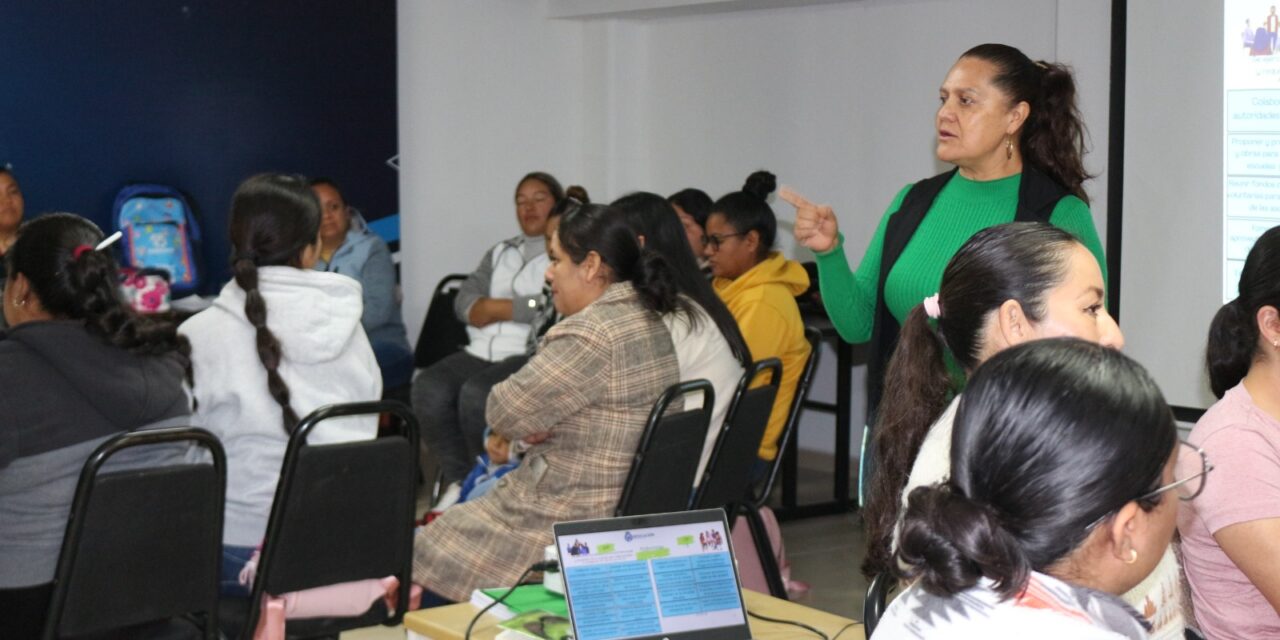 Madres y padres de familia se comprometen con la mejora de los centros escolares
