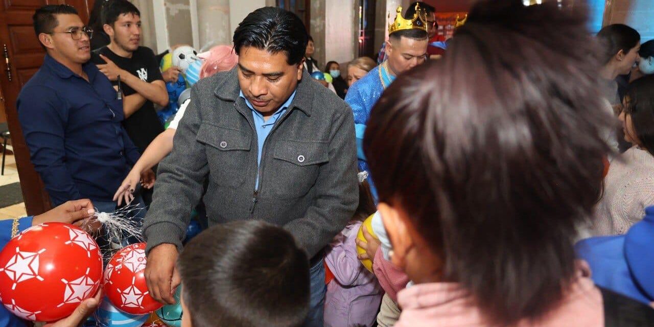 Se reúnen purisimenses a disfrutar la caravana de Reyes Magos