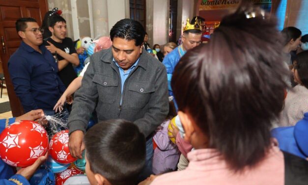 Se reúnen purisimenses a disfrutar la caravana de Reyes Magos