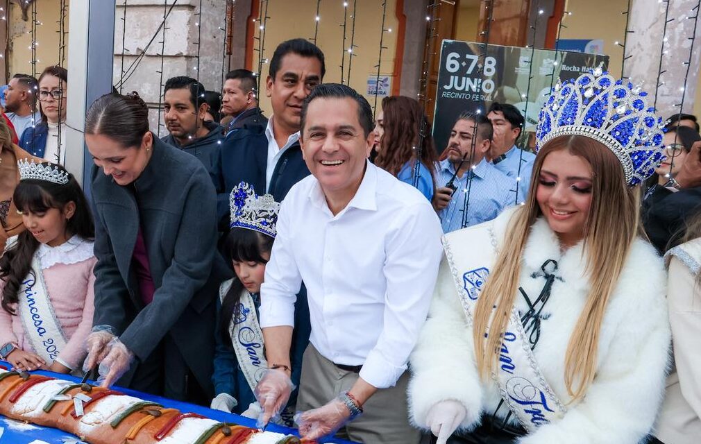 Alcalde Antonio Marún corta Rosca de Reyes