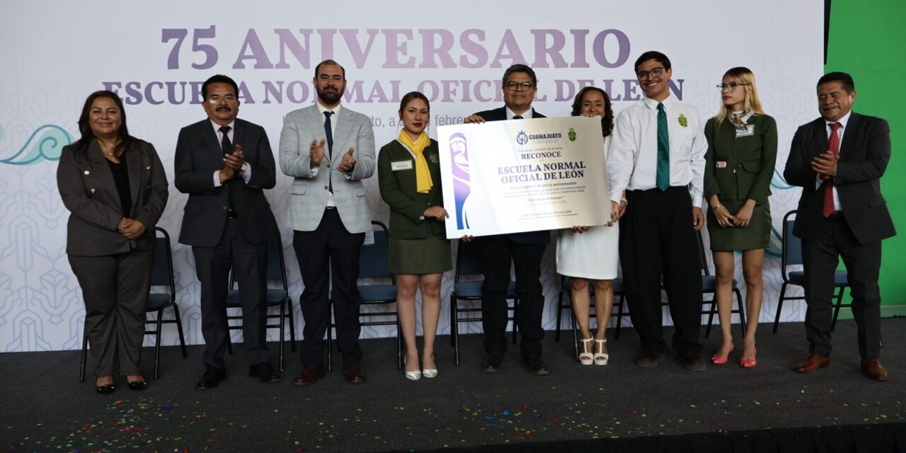 Escuela Normal Oficial de León celebra 75 aniversario