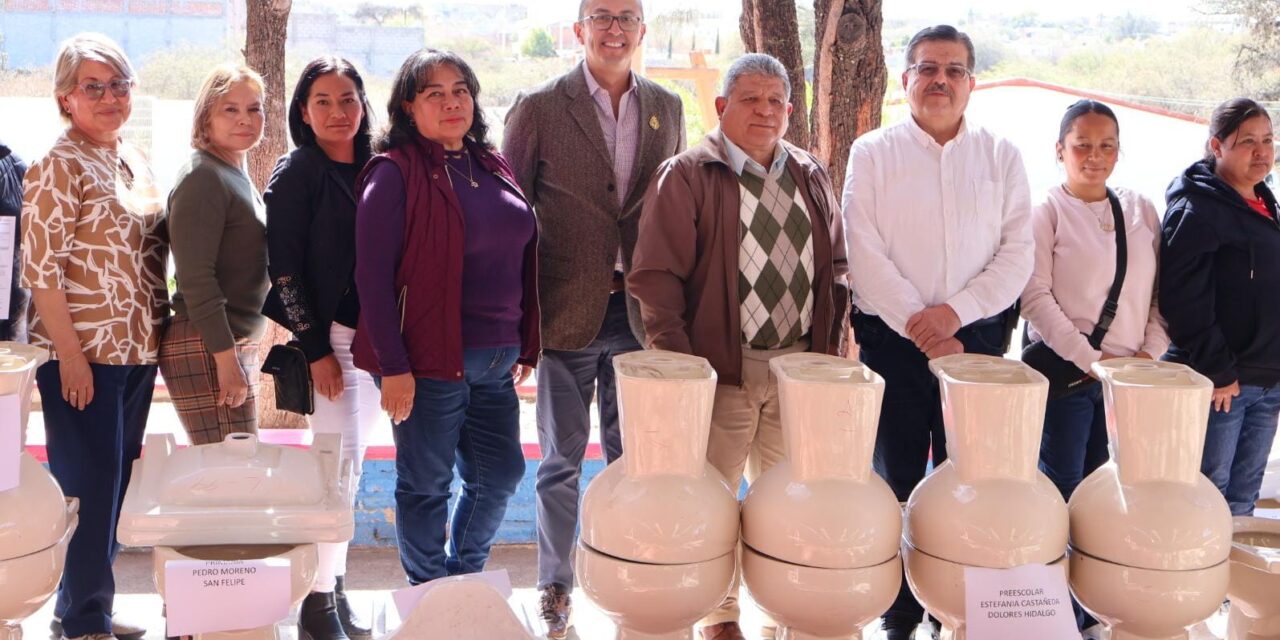 Entregan mobiliario sanitario y pintura a 81 escuelas