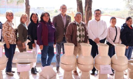 Entregan mobiliario sanitario y pintura a 81 escuelas