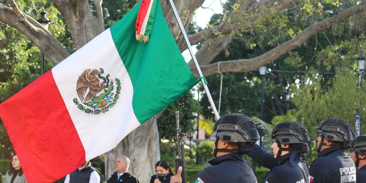 Conmemoran el Día de la Bandera de México