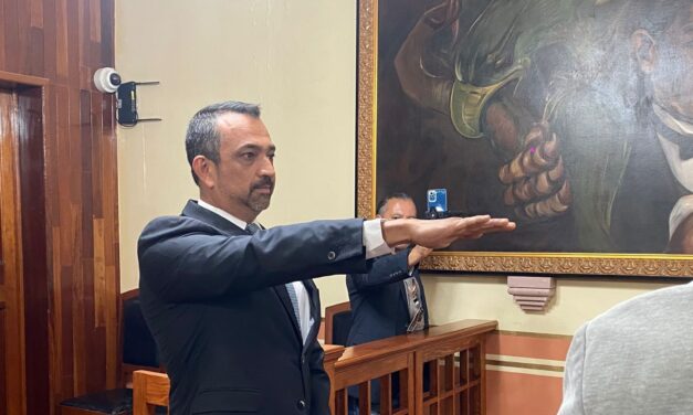 Se va secretario de ayuntamiento con licencia en SFR