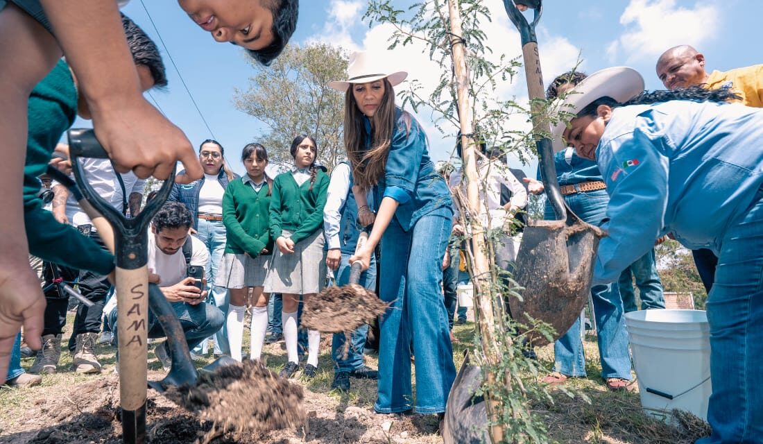 Libia Dennise encabeza jornada de reforestación en el Día Mundial del Árbol