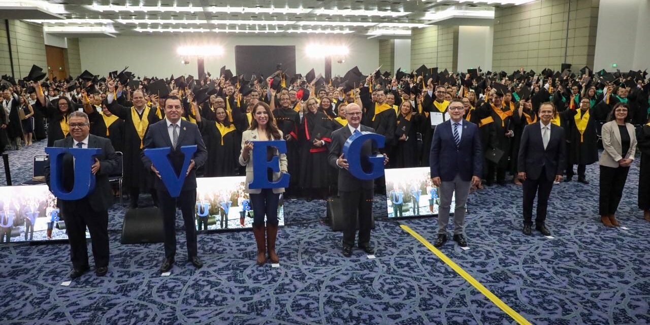 Egresan 854 estudiantes en CDMX de la UVEG