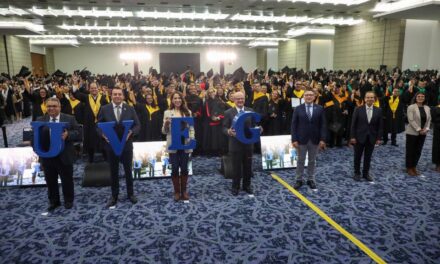 Egresan 854 estudiantes en CDMX de la UVEG