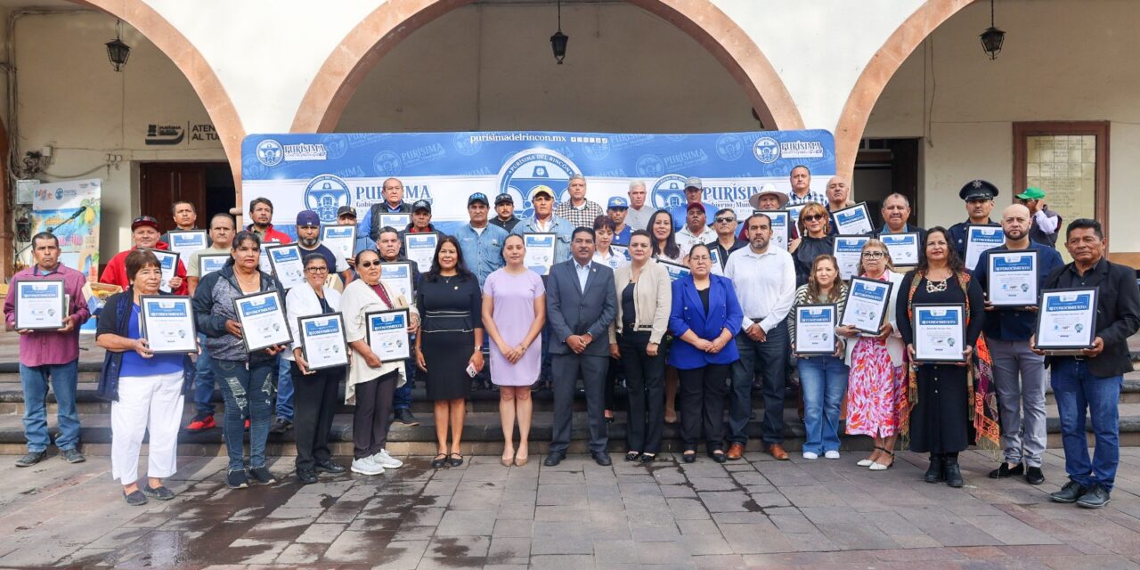 Entregan reconocimientos en Purísima del Rincón